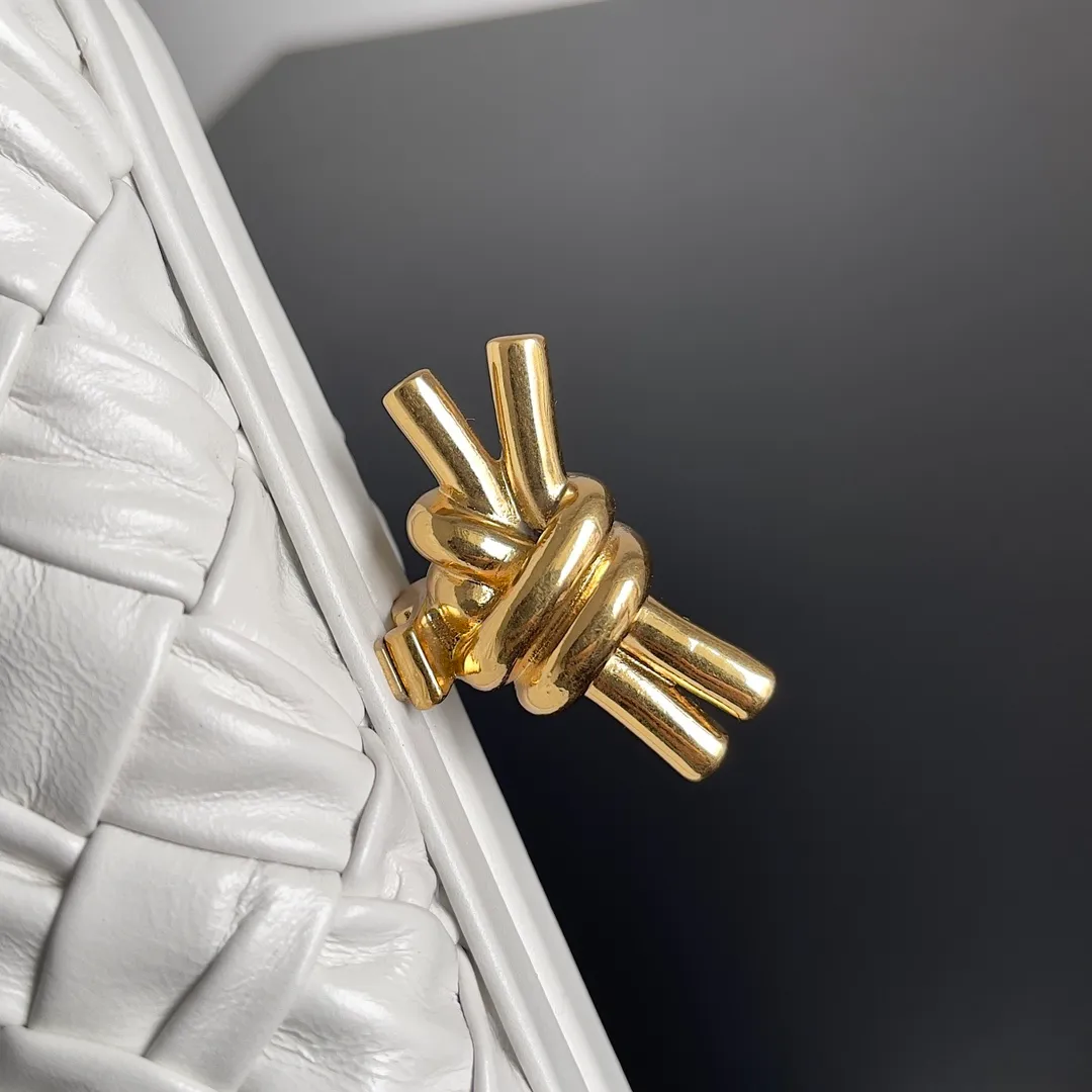 Batch 1860 BV Knot | The classic return of the evening bag. Original leather ➕ Stainless steel hardware ➕ 24k real gold plating ➕ Fully handmade. Those who know the history of our brand should have heard that the knot is a story of Bottega Veneta, and it is also one of the more important design elements. Matthieu Blazy's work this season sublimates Knot's classics, with a new knot design and a woven shoulder strap, plus Fouland Intreccio's weaving technology, adding some fashion to the retro and nostalgic feel of the past. Style number: 717622 Size: 20.5*6*12.5